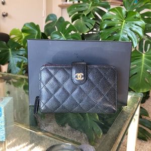 Chanel wallet in black caviar leather